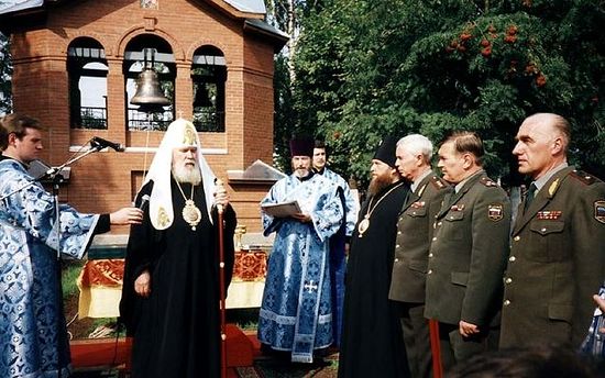 Храм во имя святого великомученика Георгия Победоносца при Высшем военном командном училище РХБЗ был построен в 1995 году и стал первой церковью на территории действующего воинского подразделения Российской Армии. На фото святейщий патриарх Алексий II освещает звонницу при храме. 2002 г.